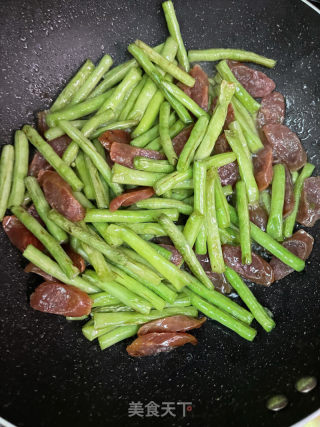 豆角炒腊肠的做法步骤：6