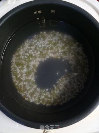 绿豆薏米粥的做法步骤：2