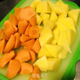 土豆胡萝卜烧茄子的做法步骤：1