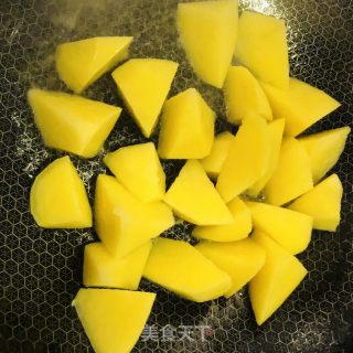 土豆胡萝卜烧茄子的做法步骤：4