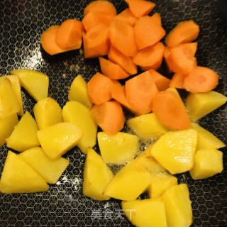 土豆胡萝卜烧茄子的做法步骤：5