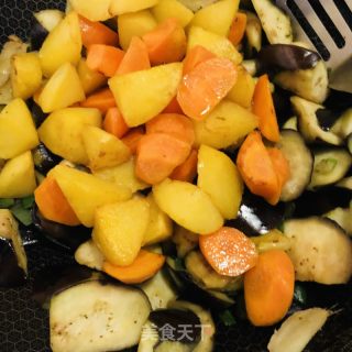 土豆胡萝卜烧茄子的做法步骤：8