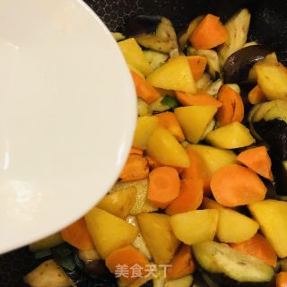 土豆胡萝卜烧茄子的做法步骤：9