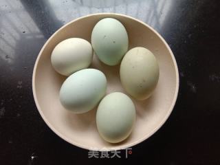 酱油荷包蛋的做法步骤：1