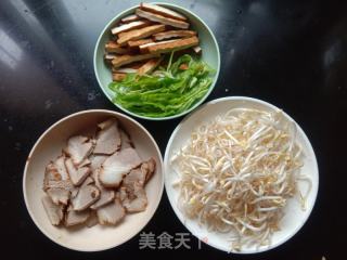 熏干豆芽炒腊肉的做法步骤：1