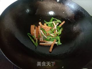 熏干豆芽炒腊肉的做法步骤：2