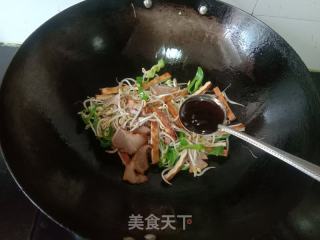 熏干豆芽炒腊肉的做法步骤：4