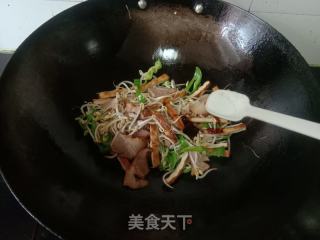 熏干豆芽炒腊肉的做法步骤：5