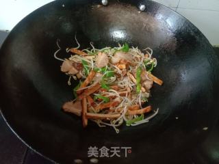 熏干豆芽炒腊肉的做法步骤：6