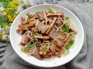 熏干豆芽炒腊肉的做法步骤：7
