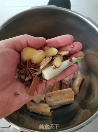 酥焖带鱼的做法步骤：4