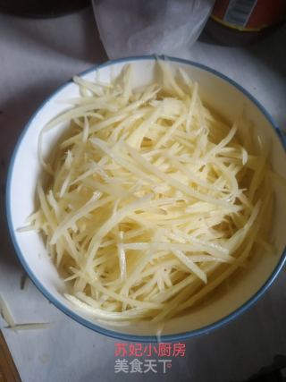 炒土豆丝的做法步骤：1