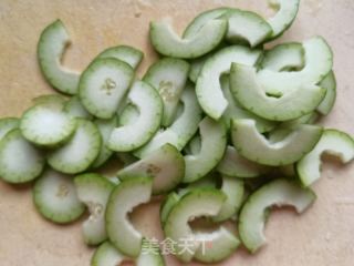 红油蒜泥拌菜瓜的做法步骤：2
