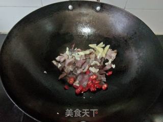 黑木耳炒腊肉的做法步骤：3