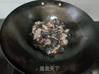 黑木耳炒腊肉的做法步骤：4