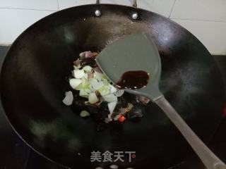 黑木耳炒腊肉的做法步骤：5
