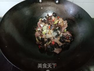 黑木耳炒腊肉的做法步骤：6
