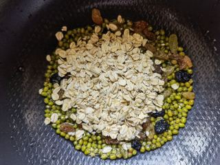 葡萄干燕麦绿豆粥的做法步骤：5