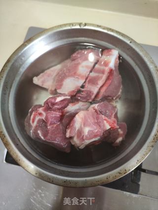 红酒焖扇骨的做法步骤：1