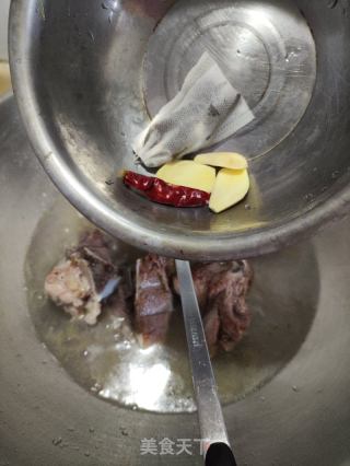 红酒焖扇骨的做法步骤：6