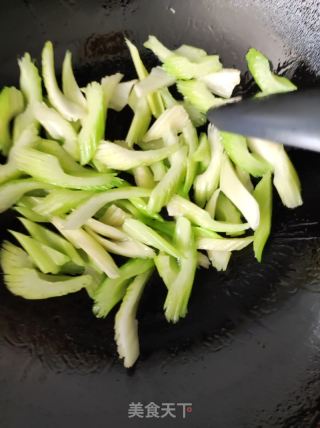 西芹炒肉丝的做法步骤：4