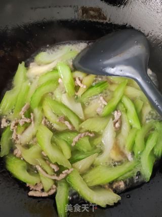 西芹炒肉丝的做法步骤：6