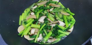 香菇菜心炒面筋的做法步骤：3