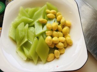 莴笋炒银杏果的做法步骤：1