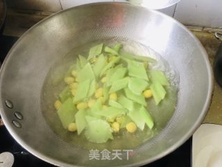 莴笋炒银杏果的做法步骤：2