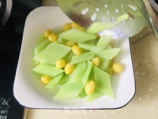 莴笋炒银杏果的做法步骤：3