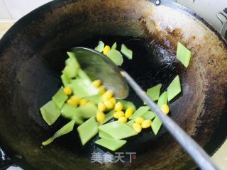 莴笋炒银杏果的做法步骤：5