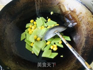 莴笋炒银杏果的做法步骤：8