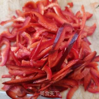 白玉菇菜椒炒鹿心的做法步骤：2