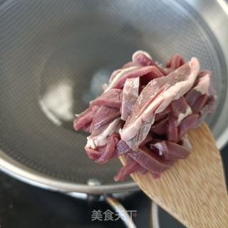 白玉菇菜椒炒鹿心的做法步骤：7