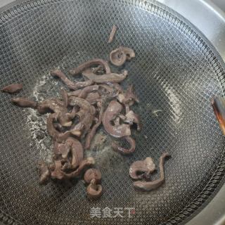 白玉菇菜椒炒鹿心的做法步骤：8