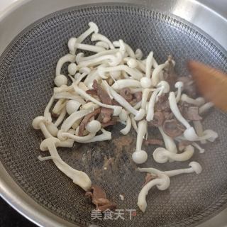 白玉菇菜椒炒鹿心的做法步骤：10