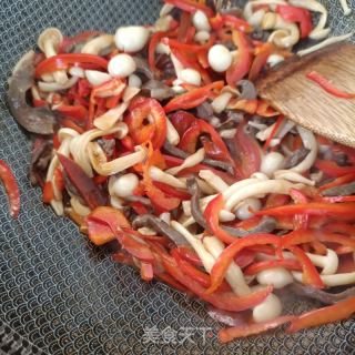 白玉菇菜椒炒鹿心的做法步骤：14