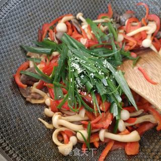 白玉菇菜椒炒鹿心的做法步骤：16