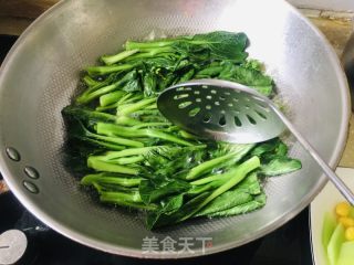 蒜子芥兰的做法步骤：1