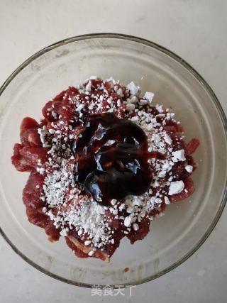豆芽牛肉炒米粉的做法步骤：2