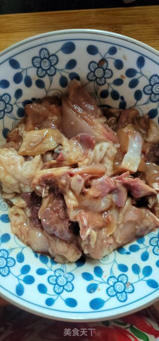 子姜焖鸡的做法步骤：1