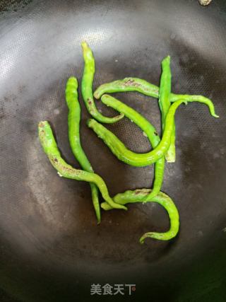 辣椒拌皮蛋的做法步骤：1