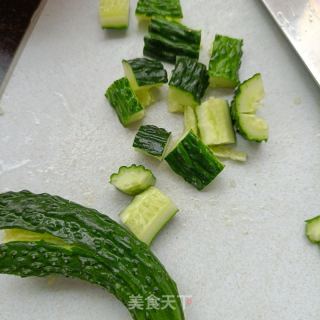 黄瓜番茄拌鸽胸肉的做法步骤：2