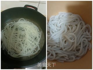 双椒鸡里脊炒新疆米粉的做法步骤：1