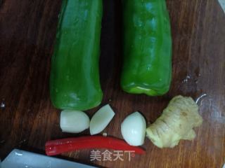 双椒鸡里脊炒新疆米粉的做法步骤：3