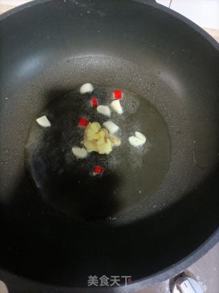 双椒鸡里脊炒新疆米粉的做法步骤：4
