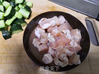 黄瓜炒鸡丁的做法步骤：1