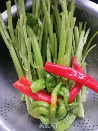 炒空心菜梗的做法步骤：1