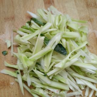 肉丝炒西兰花梗的做法步骤：2