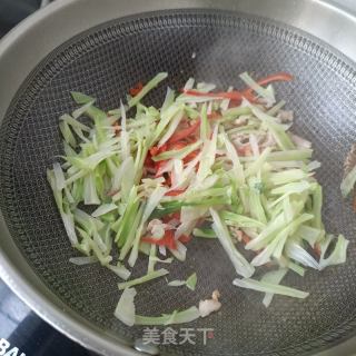 肉丝炒西兰花梗的做法步骤：9